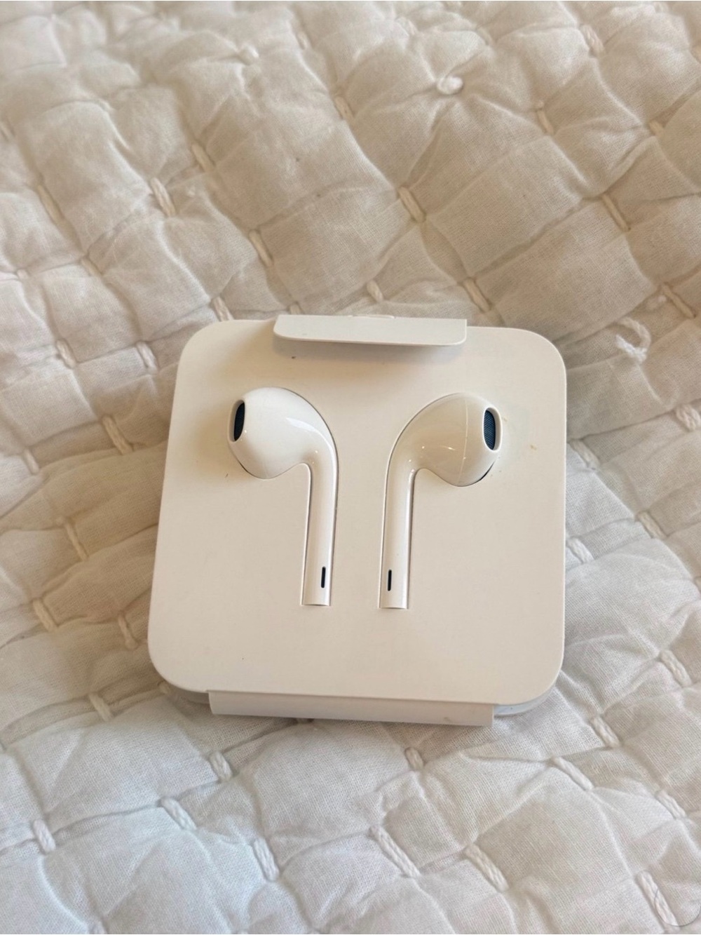 Apple White Wired Earbuds with Lightning Connector Packaging